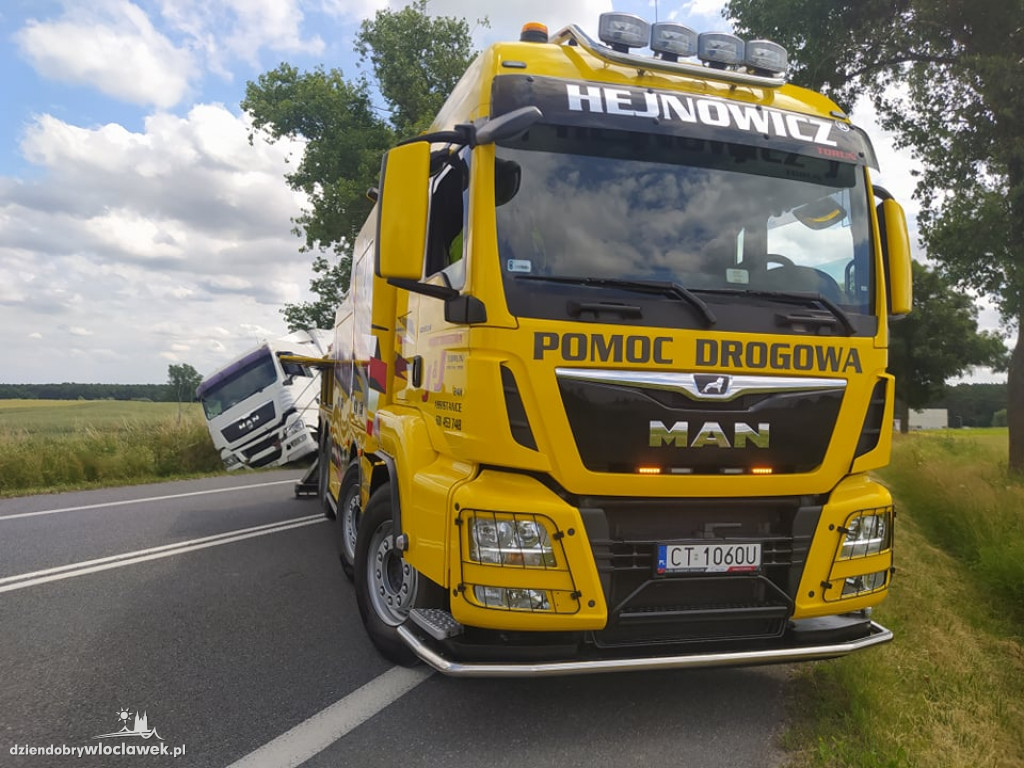 Ciężarówka w rowie. DK 91 zablokowana