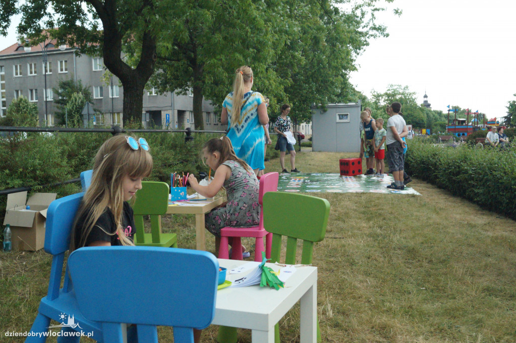 Letni bulwar z biblioteką