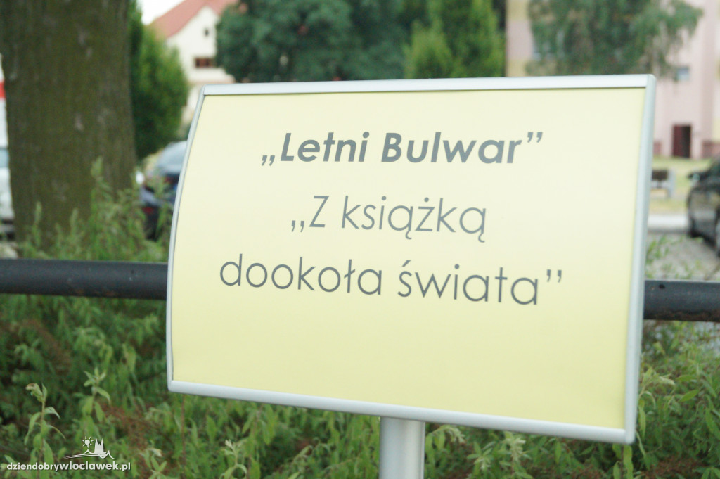 Letni bulwar z biblioteką
