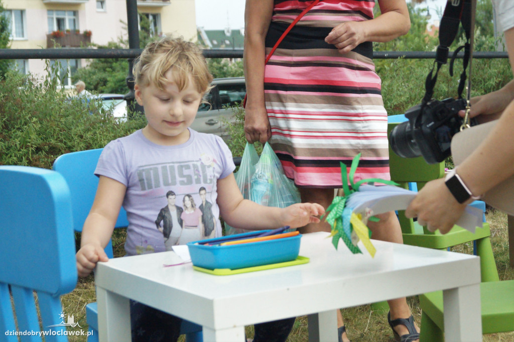 Letni bulwar z biblioteką