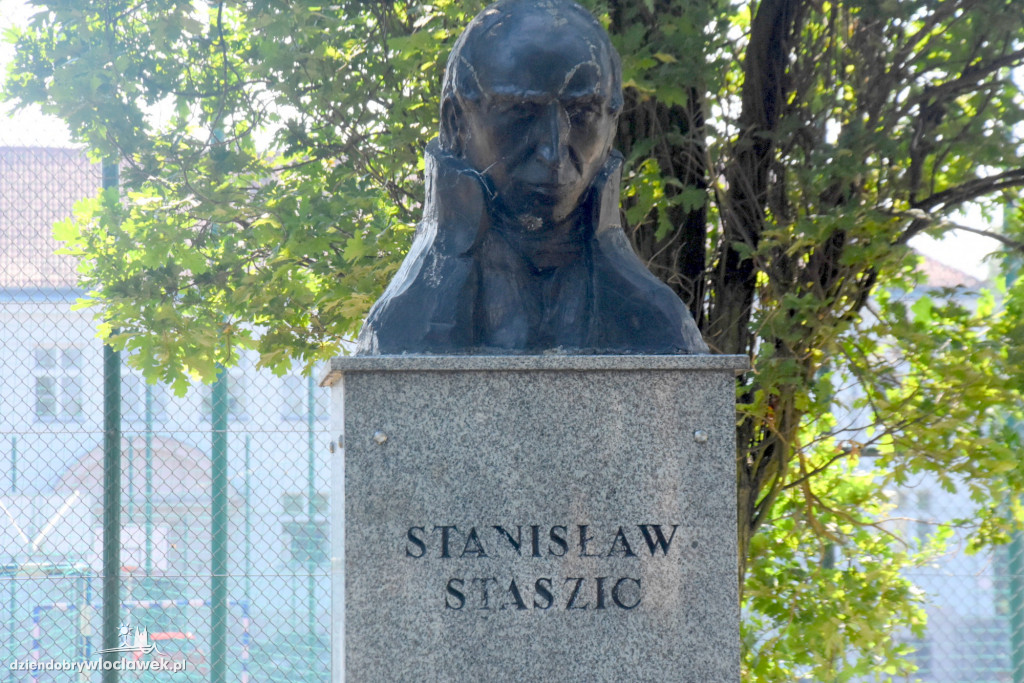 Pracownicy OBI odmienili Plac Staszica