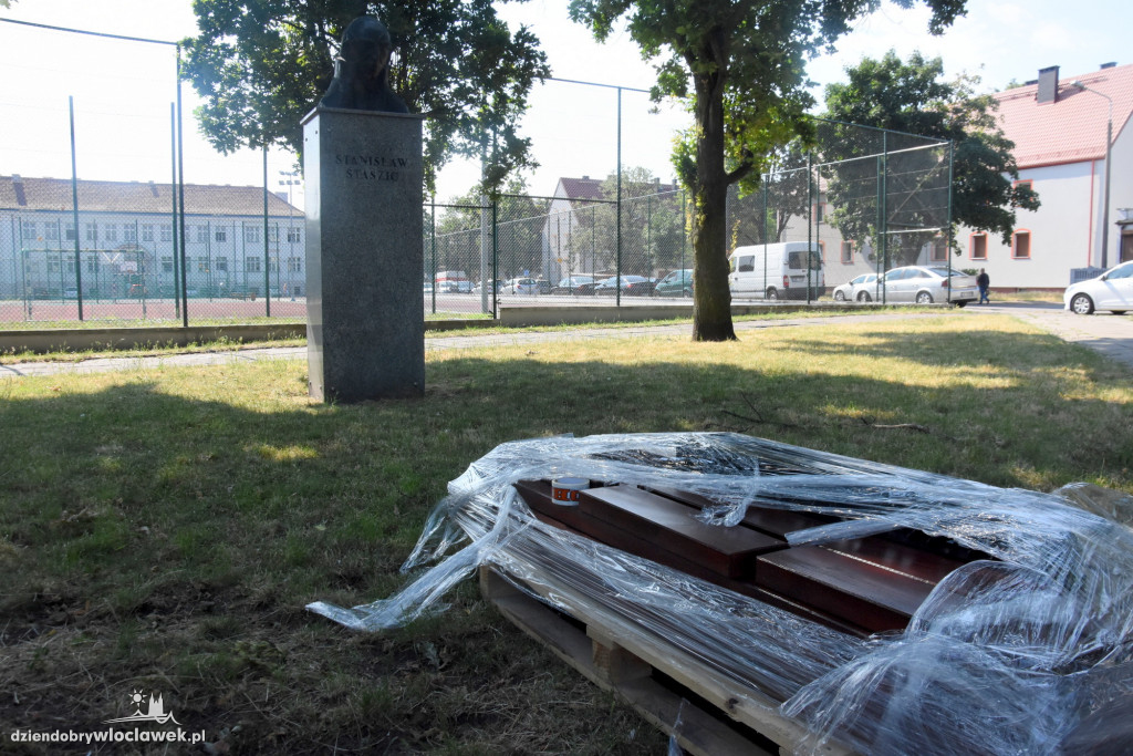 Pracownicy OBI odmienili Plac Staszica