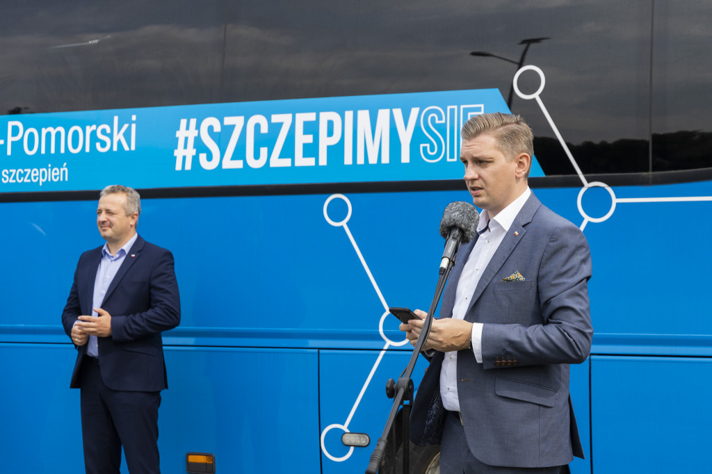 Szczepionkobus ruszył w trasę