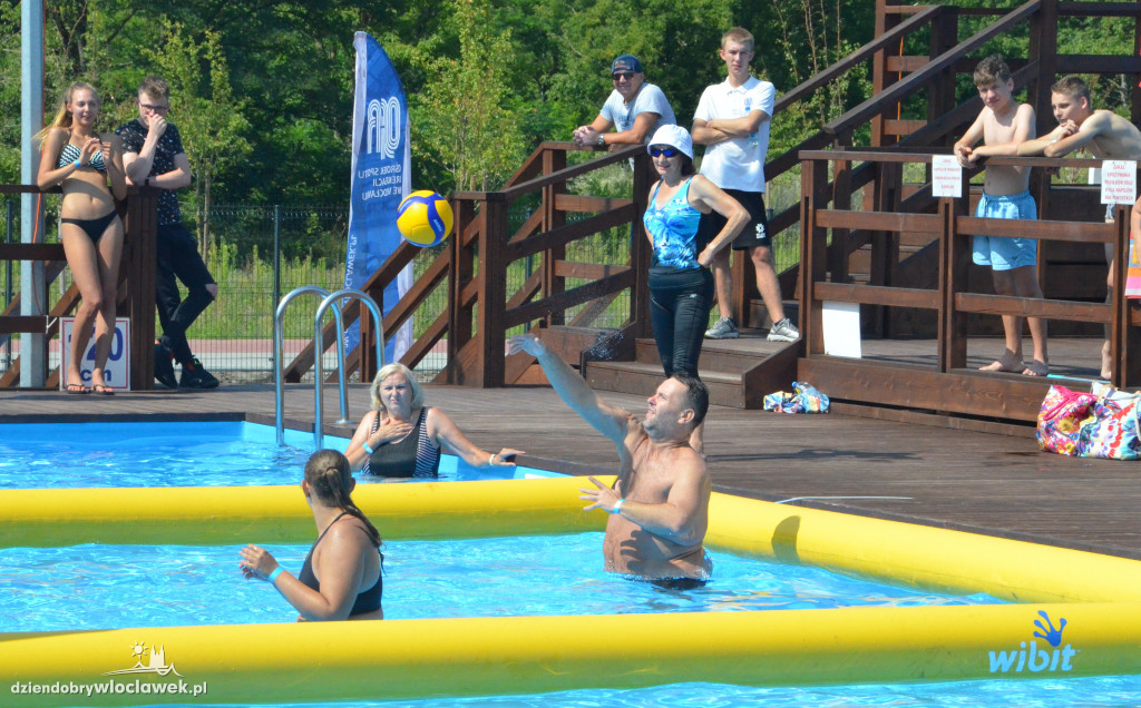 Turniej siatkówki wodnej na letnich basenach