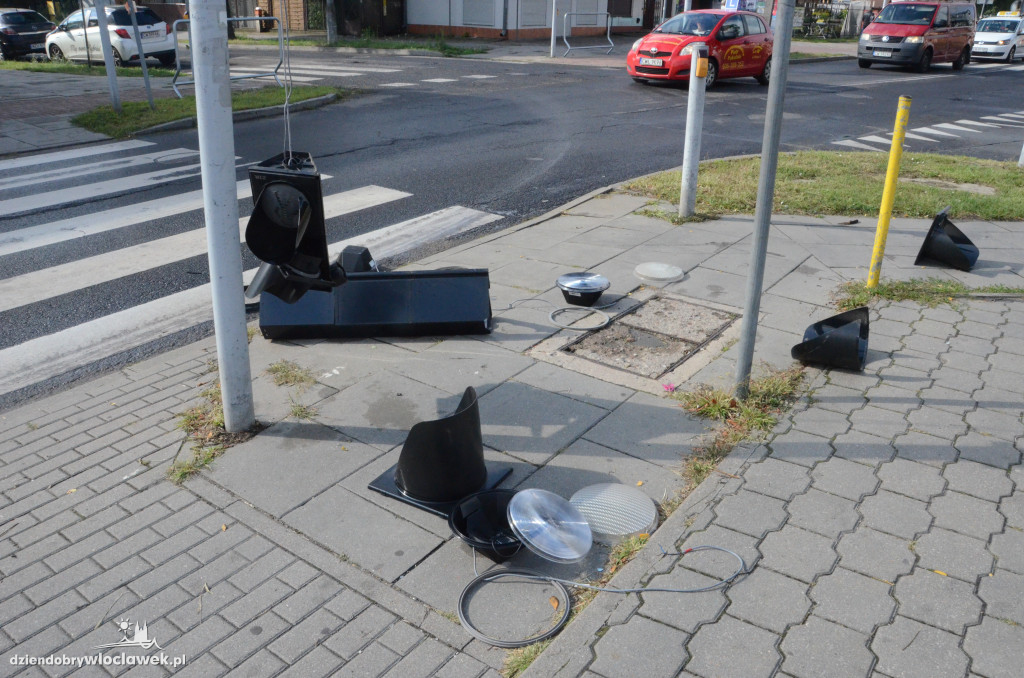 Sygnalizacja runęła na drogę