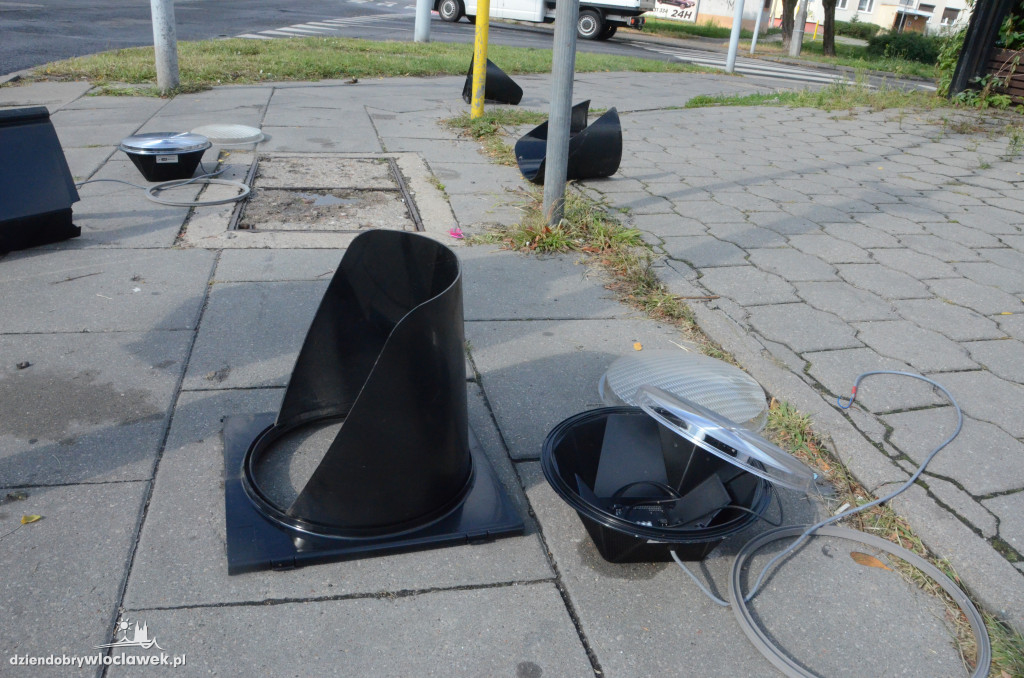 Sygnalizacja runęła na drogę