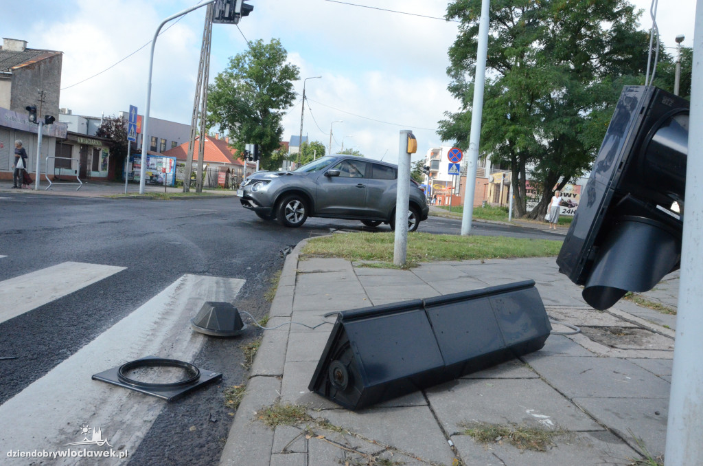 Sygnalizacja runęła na drogę