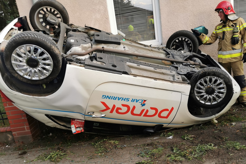 Honda uderzyła w stojące na poboczu auto