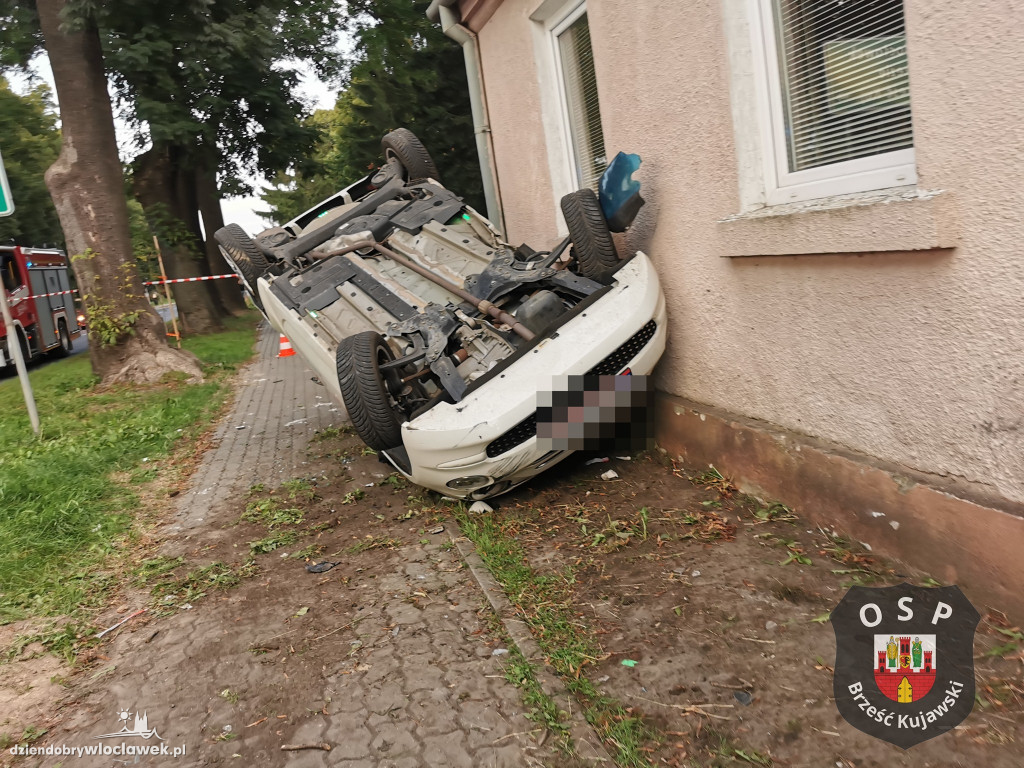 Honda uderzyła w stojące na poboczu auto