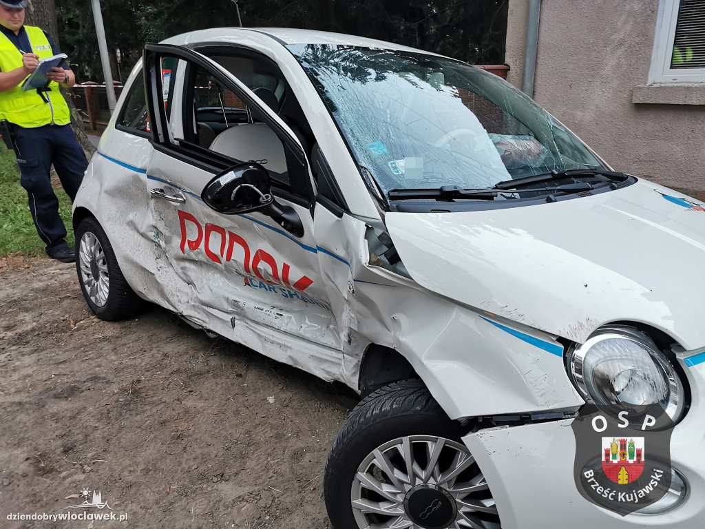 Honda uderzyła w stojące na poboczu auto