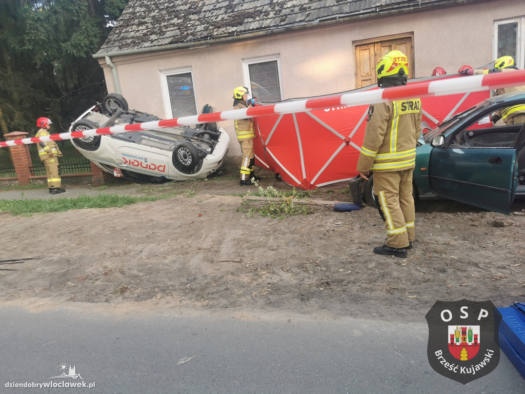 Honda uderzyła w stojące na poboczu auto