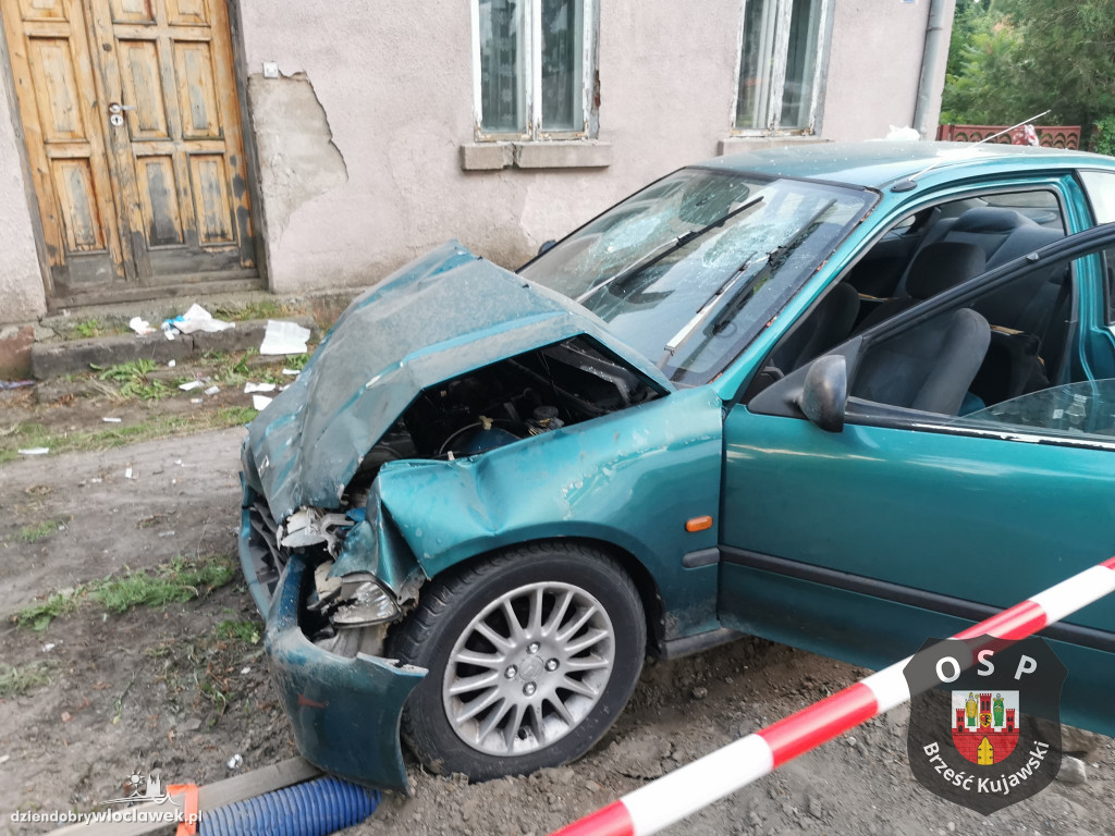 Honda uderzyła w stojące na poboczu auto