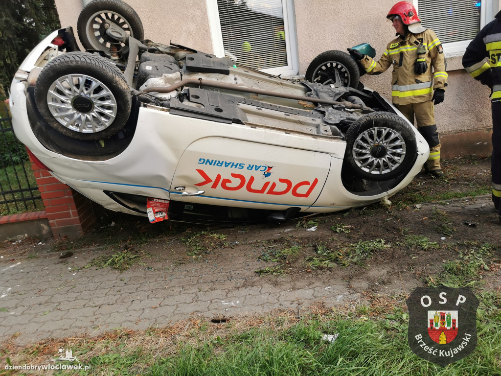 Honda uderzyła w stojące na poboczu auto