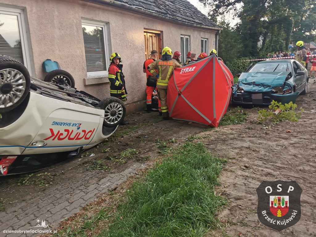 Honda uderzyła w stojące na poboczu auto