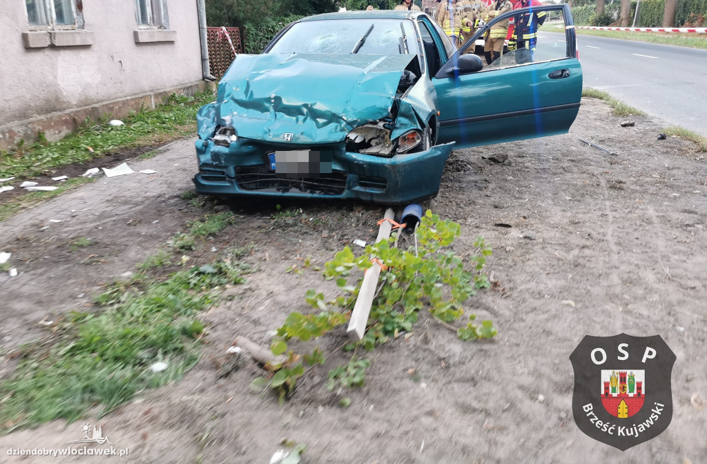 Honda uderzyła w stojące na poboczu auto