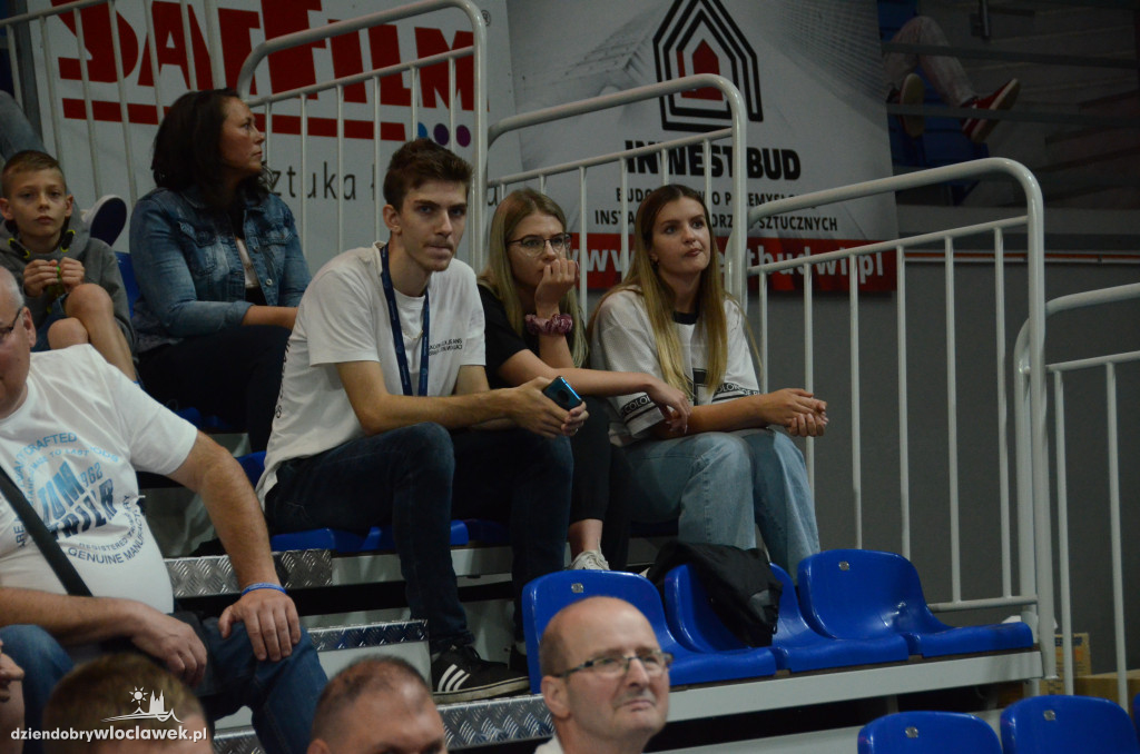 Kibice na Anwil Basketball Cup