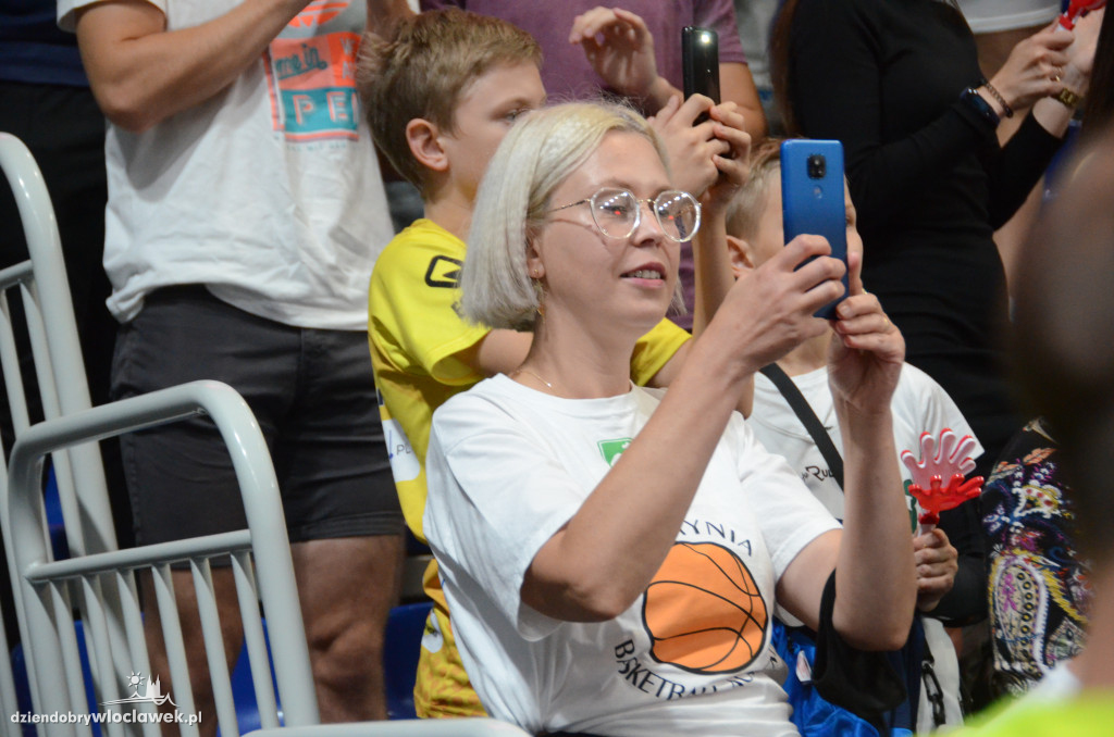 Kibice na Anwil Basketball Cup