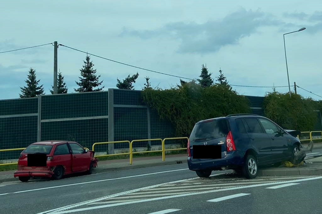Zerzenie dwóch aut na zjeździe z A1