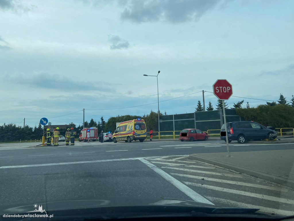 Zerzenie dwóch aut na zjeździe z A1
