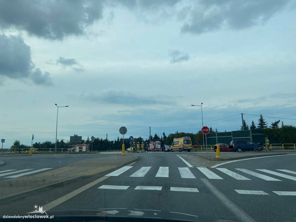 Zerzenie dwóch aut na zjeździe z A1