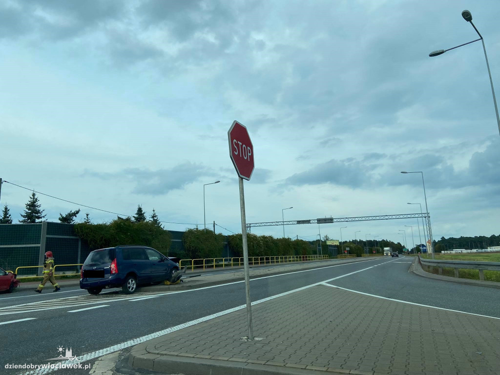 Zerzenie dwóch aut na zjeździe z A1