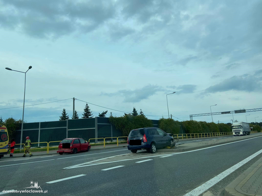 Zerzenie dwóch aut na zjeździe z A1
