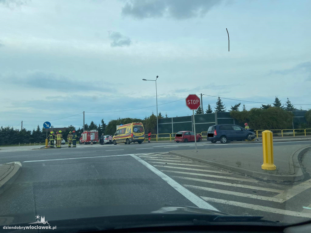 Zerzenie dwóch aut na zjeździe z A1