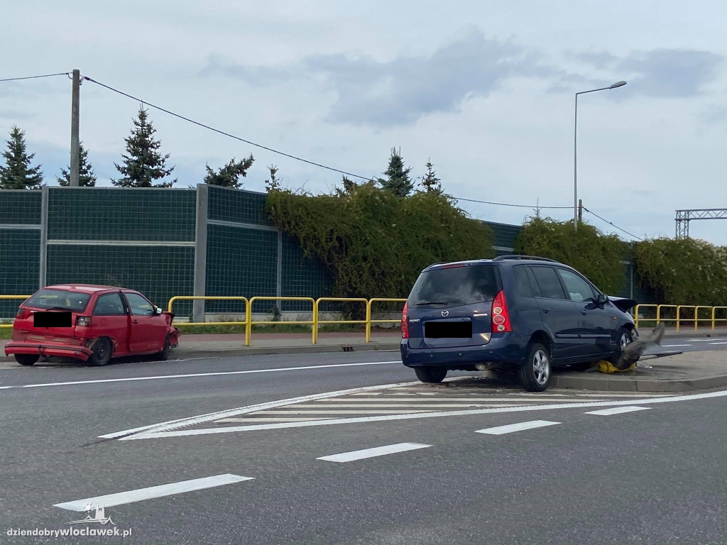 Zerzenie dwóch aut na zjeździe z A1