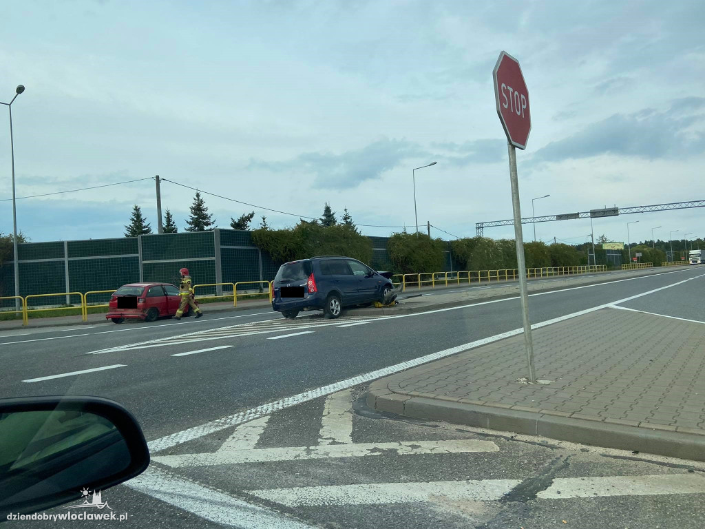 Zerzenie dwóch aut na zjeździe z A1
