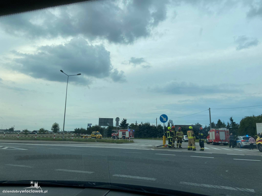 Zerzenie dwóch aut na zjeździe z A1