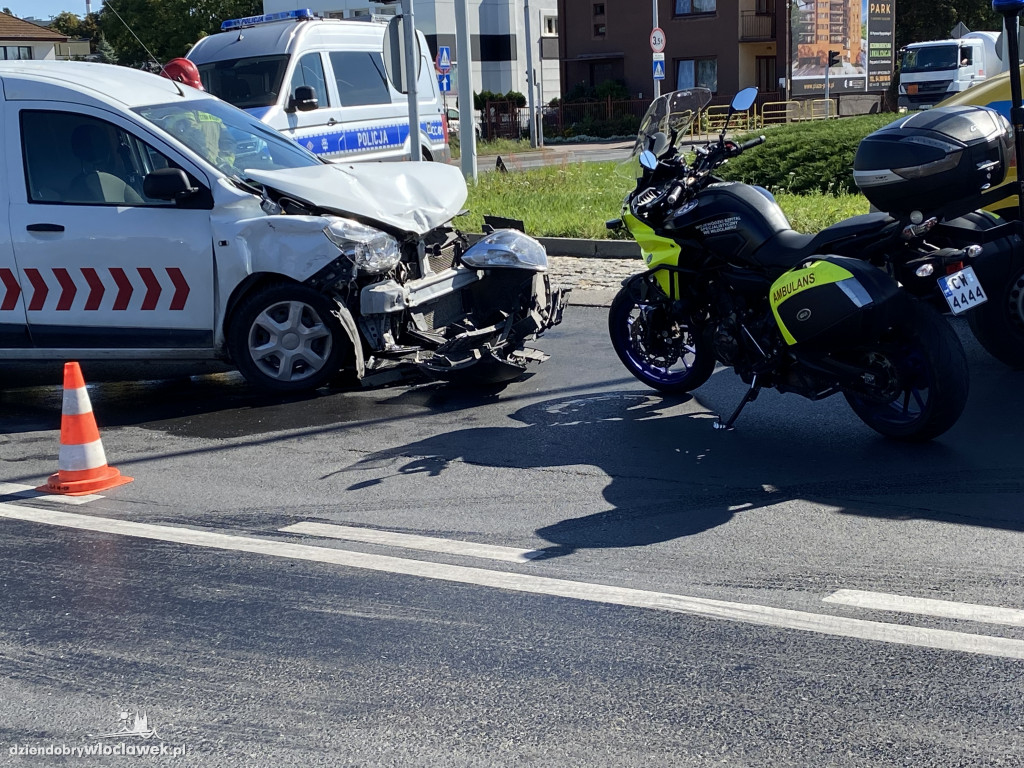 Zderzenie dwóch aut na skrzyżowaniu Okrzei-Wronia