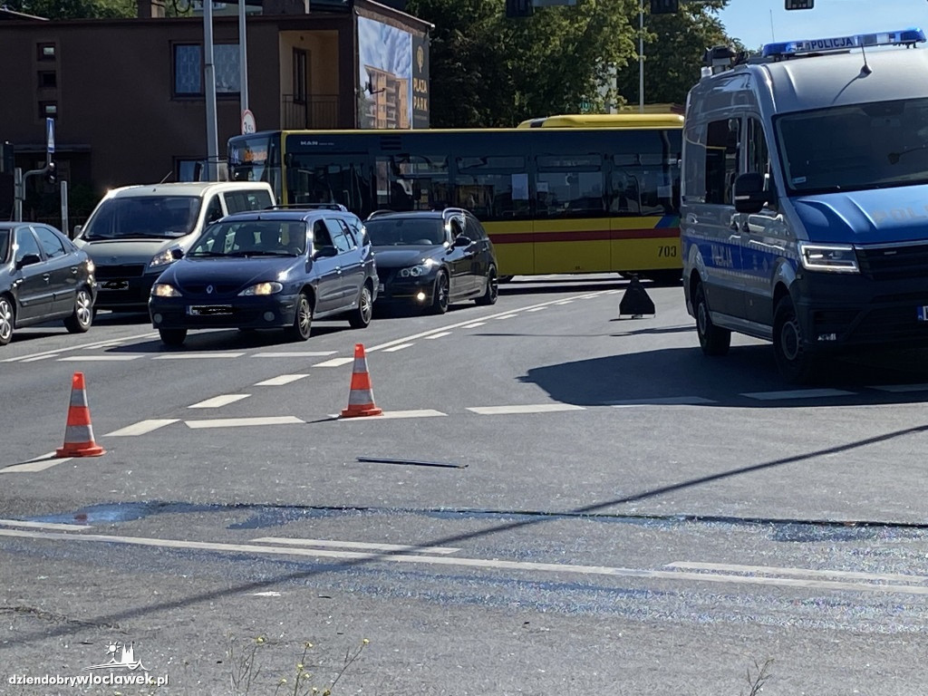 Zderzenie dwóch aut na skrzyżowaniu Okrzei-Wronia