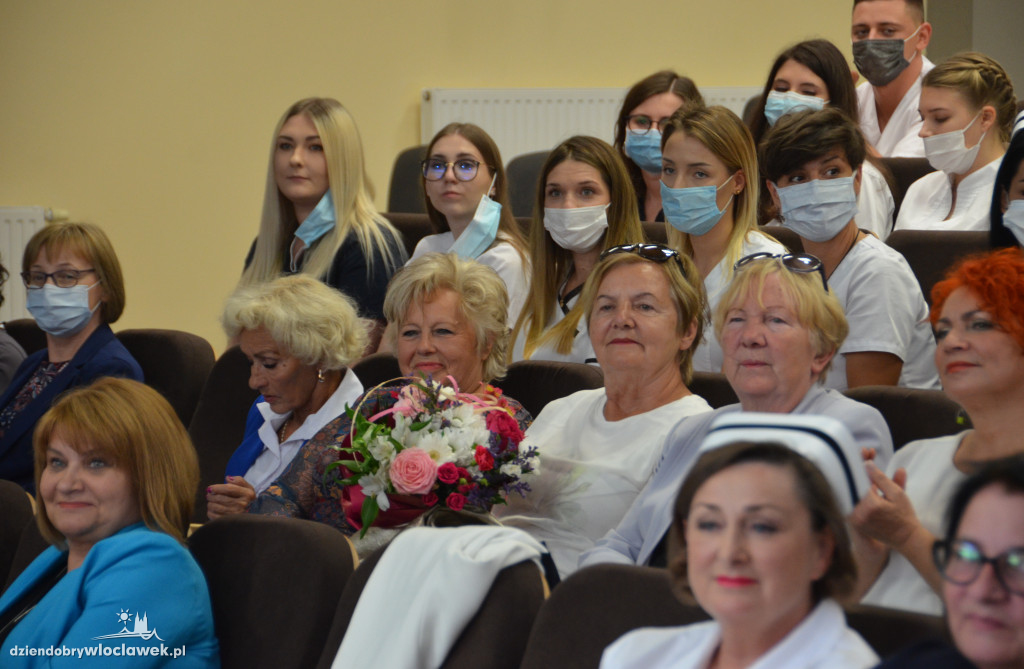 PUZ: wręczenie dyplomów absolwentom kierunku pielęgniarstwo
