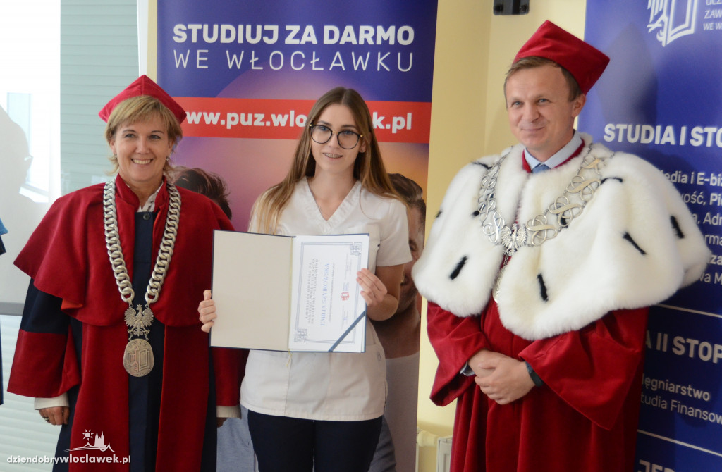 PUZ: wręczenie dyplomów absolwentom kierunku pielęgniarstwo