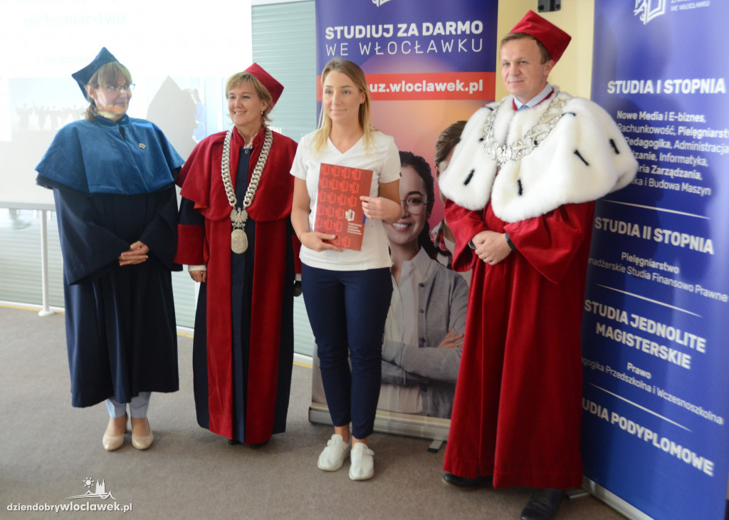 PUZ: wręczenie dyplomów absolwentom kierunku pielęgniarstwo