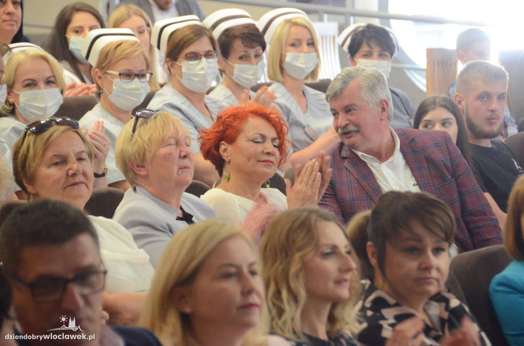 PUZ: wręczenie dyplomów absolwentom kierunku pielęgniarstwo