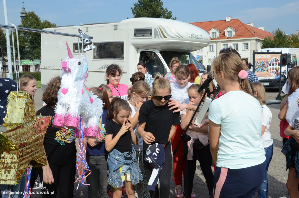 Dzieci Świata i piniata