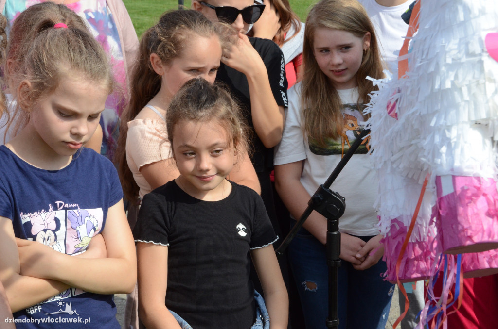 Dzieci Świata i piniata