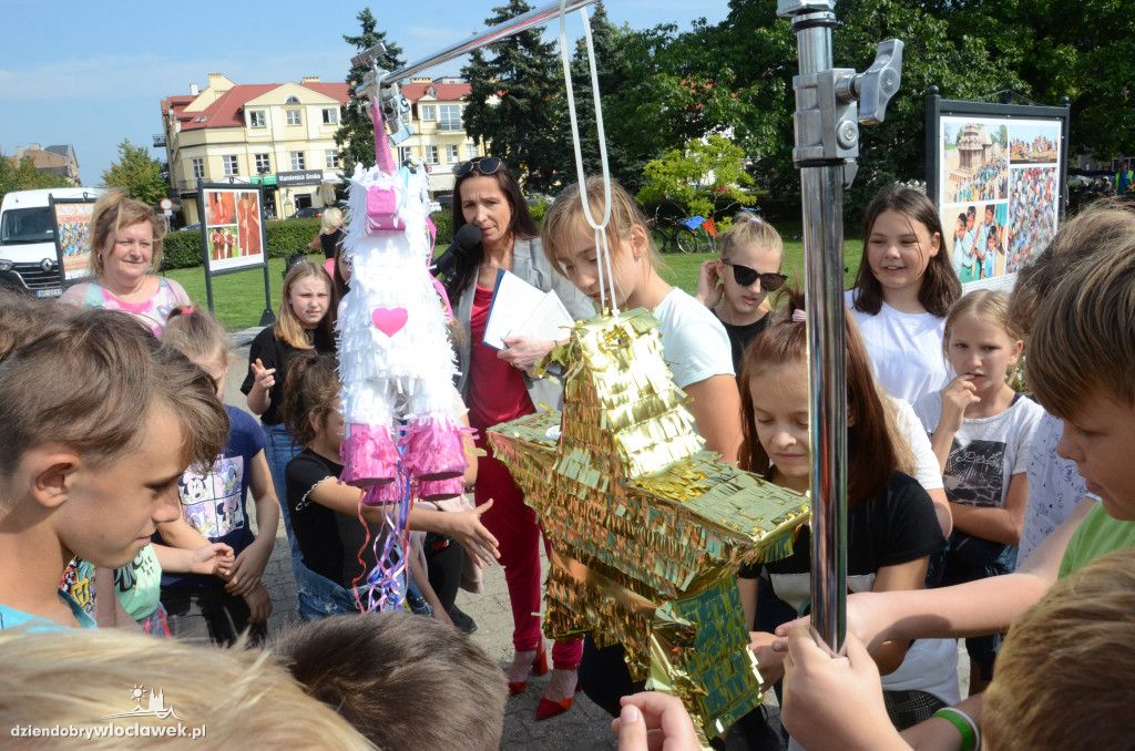 Dzieci Świata i piniata