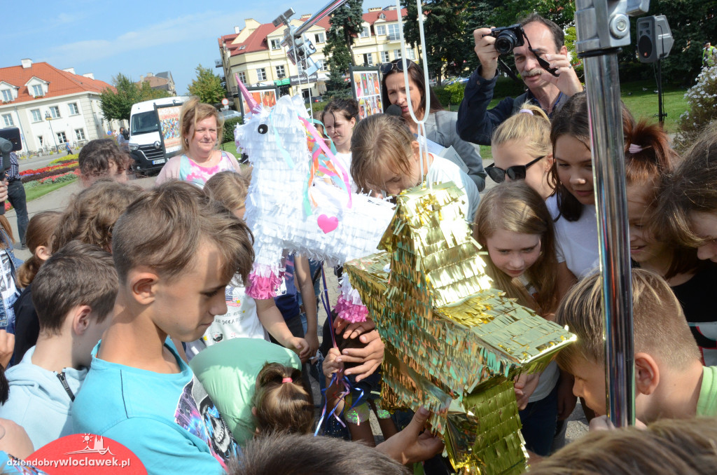 Dzieci Świata i piniata