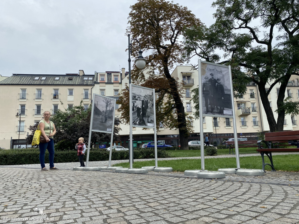 Wystawa na skwerze przed ratuszem