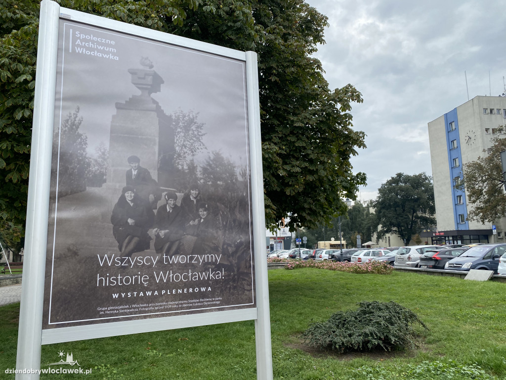 Wystawa na skwerze przed ratuszem