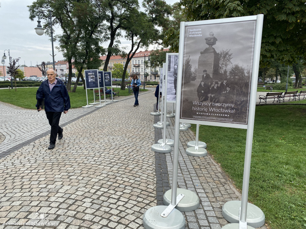 Wystawa na skwerze przed ratuszem