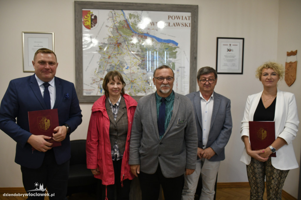Starosta podpisał umowę na projekt drogi Lubraniec-Kruszynek