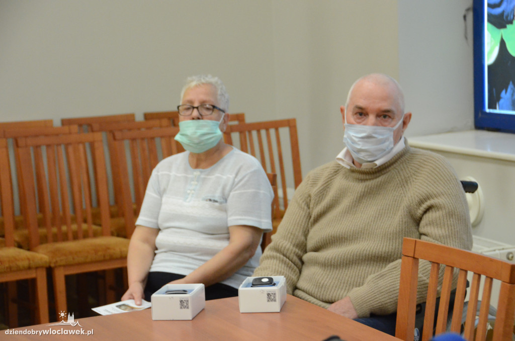 Seniorzy dostali bransoletki życia