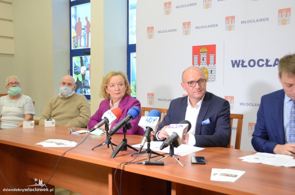 Seniorzy dostali bransoletki życia