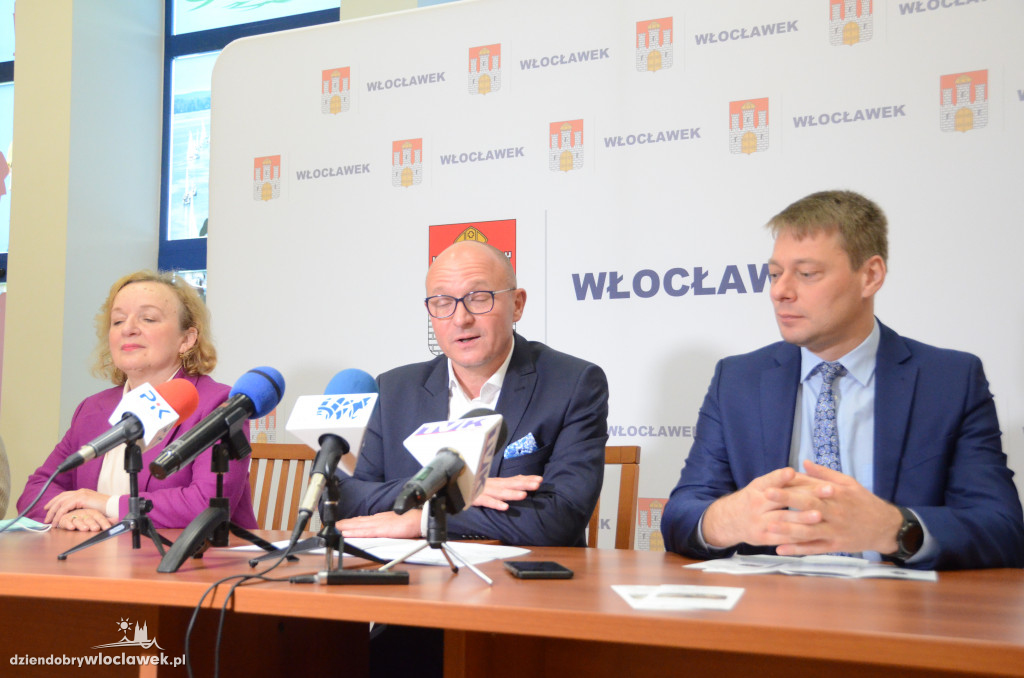 Seniorzy dostali bransoletki życia
