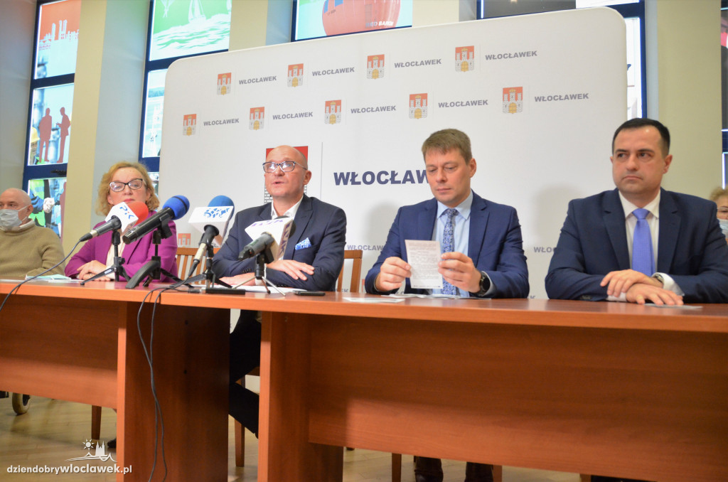 Seniorzy dostali bransoletki życia