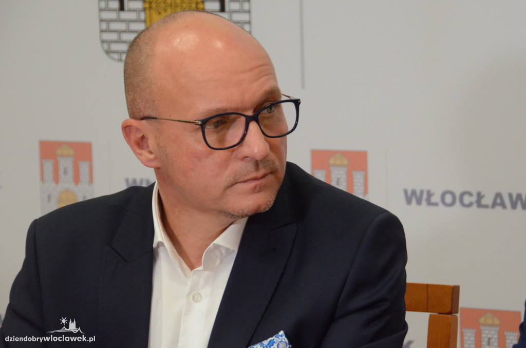 Seniorzy dostali bransoletki życia