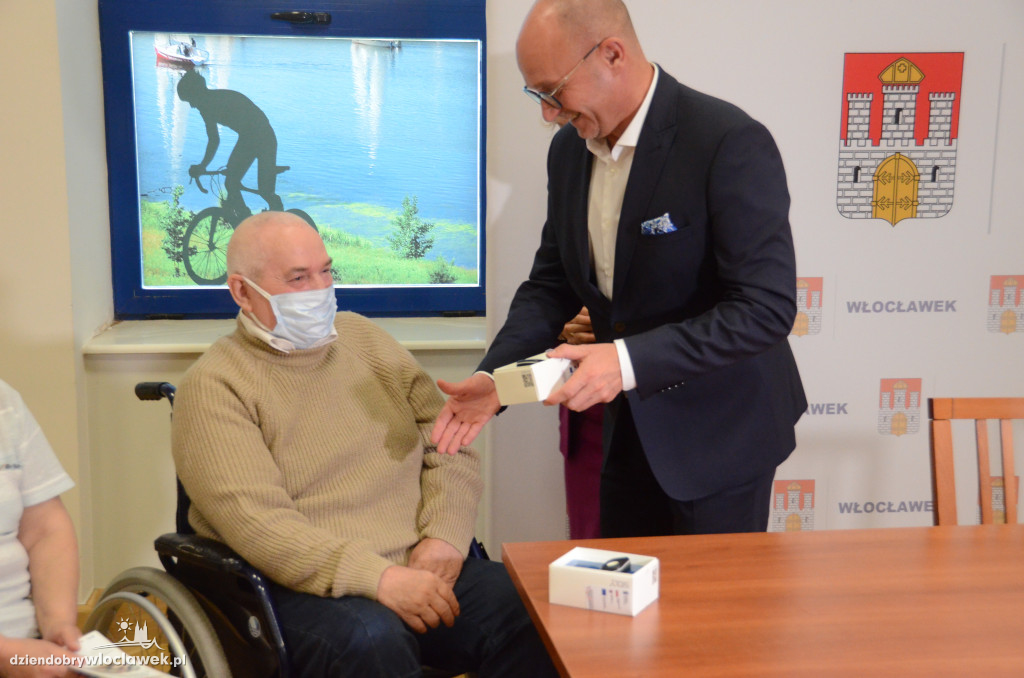Seniorzy dostali bransoletki życia